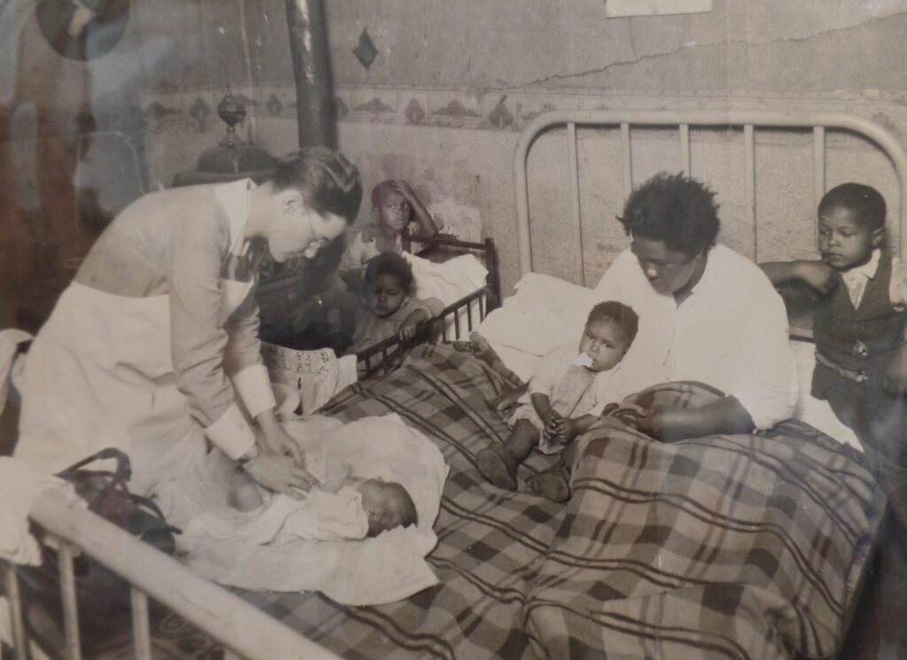 Old photo of Edna Schreiber with a mother and her children.
